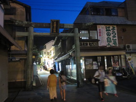 湘南江の島、日本三大弁財天を奉る江島神社へ向かったが、青銅の鳥居や朱の鳥居、瑞心門が暗くてよく見えず....