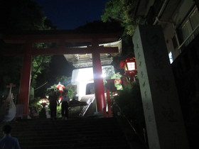 湘南江の島、日本三大弁財天を奉る江島神社へ向かったが、青銅の鳥居や朱の鳥居、瑞心門が暗くてよく見えず....