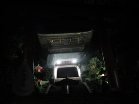 湘南江の島、日本三大弁財天を奉る江島神社へ向かったが、青銅の鳥居や朱の鳥居、瑞心門が暗くてよく見えず....