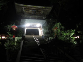 湘南江の島、日本三大弁財天を奉る江島神社へ向かったが、青銅の鳥居や朱の鳥居、瑞心門が暗くてよく見えず....