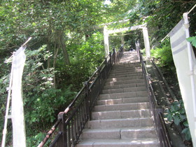 源頼朝の法華堂跡、鎌倉幕府を開いた源頼朝の法華堂（墳墓堂）が建てられていた跡地