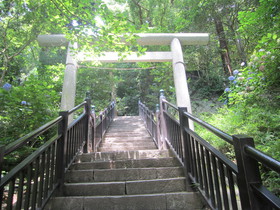 源頼朝の法華堂跡、鎌倉幕府を開いた源頼朝の法華堂（墳墓堂）が建てられていた跡地