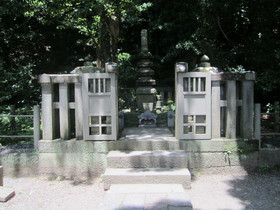 源頼朝の法華堂跡、鎌倉幕府を開いた源頼朝の法華堂（墳墓堂）が建てられていた跡地