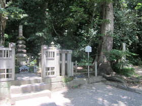 源頼朝の法華堂跡、鎌倉幕府を開いた源頼朝の法華堂（墳墓堂）が建てられていた跡地