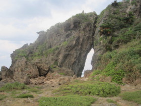 久米島のミーフガー、女岩ともよばれ、子宝や安産の神様として有名な、今や久米島有数の観光名所として知られるパワースポット