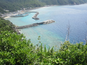 沖縄本島最北の断崖絶壁で知られる茅打ちバンタからの眺めと、かつて交通の難所として知られた戻る道の様子
