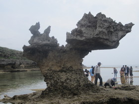 古宇利島のハートロック、嵐の「JAL先得CM」ロケ地で有名になった恋島ティーヌ浜のハート岩、嵐のおかげで超人気スポット！