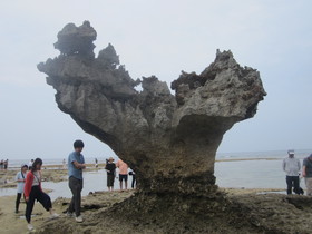 古宇利島のハートロック、嵐の「JAL先得CM」ロケ地で有名になった恋島ティーヌ浜のハート岩、嵐のおかげで超人気スポット！