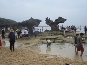 古宇利島のハートロック、嵐の「JAL先得CM」ロケ地で有名になった恋島ティーヌ浜のハート岩、嵐のおかげで超人気スポット！