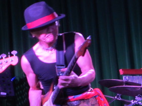 沖縄ロック界伝説のバンド、コンディショングリーンのギタリスト、シンキこと神鬼のファイナルライブ in チャクラに感動！