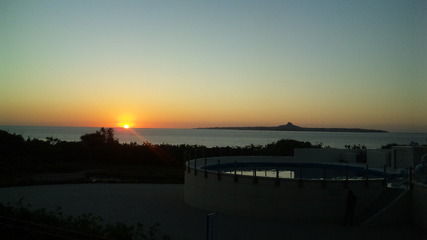 夕日と伊江島タッチュー