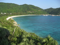 阿波連ビーチとトンネル岩の風景（その３）