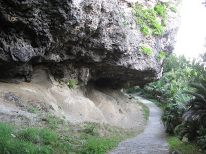ティンダハナタ、勇気だめしの洞窟として使われたイヌガンとナンタ浜