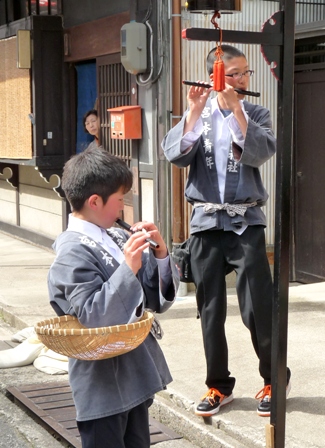 祭りの子ども