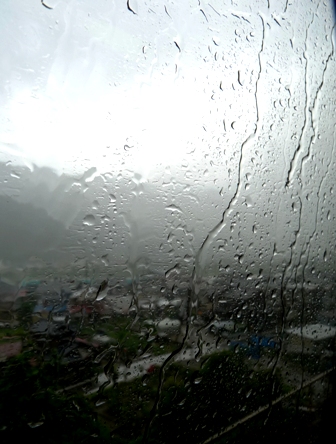 雨に濡れる車窓
