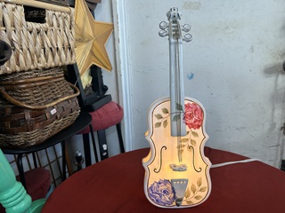 アメリカ家具 YOURS:バイオリン型のテーブルランプ入荷