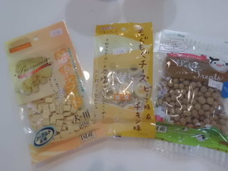 おやつが大特価で販売中!!!!!!