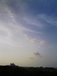 青い空白 い雲