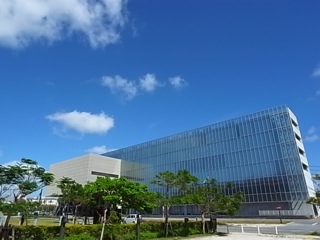 沖縄の公共建築。今日は公共建築の日。