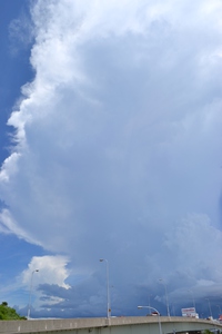 気を付けて！沖縄市上空か？ものすごい積乱雲です。