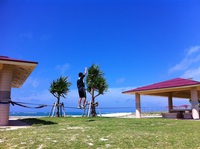 【沖縄でスラックライン】豊崎ちゅらSUNビーチでスラックラインに挑戦！コレ、ハマりそうです！