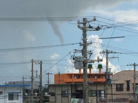 【沖縄に竜巻手前の漏斗雲】見かけたら気をつけなけれよう！