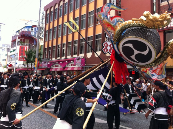 国際通りで横たわる那覇祭りの旗頭