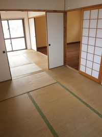 色違いのクロスがアクセント　南城市の３ＬＤＫ