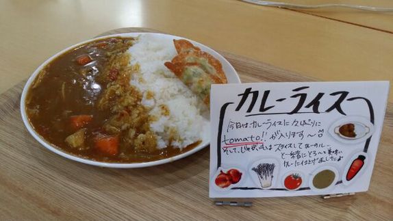 今日のメニュー 金曜日はカレーの日 すりおろしじゃがもでトロ リカレーライスの出来上がり てぃーだスクエア 社食ブログ