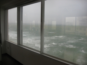 台風情報をスタジオから