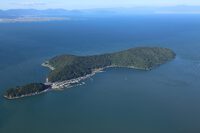 琵琶湖に浮かぶ沖島