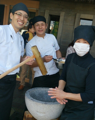 安謝店のもちつき大会の様子をレポート