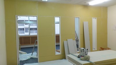 軽天ボードの間仕切り壁工事がありました 沖縄のオフィス内装工事 パーテーション工事 Oaフロア工事の専門店 といえば 津堅事務用品店