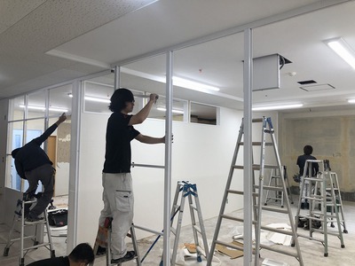 アルミパーテーション工事　全面ガラスタイプ