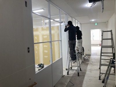 アルミパーテーション工事　全面ガラスタイプ
