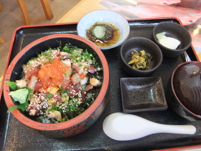 魚屋直営食堂　魚まる