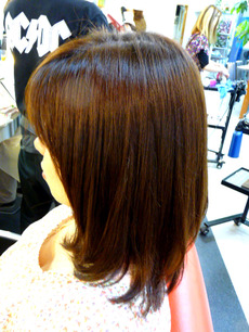 セミロングレイヤー　ミディアムレングス　シャギーヘアカラー　