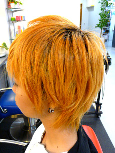 ショートレイヤースタイル　シャギー　ブリーチヘアー　束感