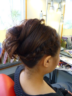 パーティーヘアーまとめ髪　セット　巻き髪　編みこみ　アシメ