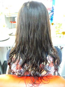 スパイラルパーマ　ロングヘアー　ソフトふわユルウェーブ