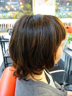 ミディアムヘアースタイル　ソフトスパイラルパーマ　ふわユル