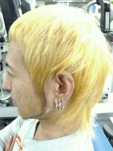 ブリーチヘアー　ブロンド　ホワイトゴールドカラー　金髪　脱色