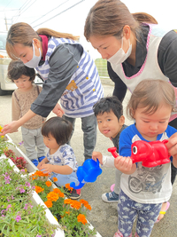 お花のお水かけをしてくれるテールさん✨ 2021/03/07 13:48:00