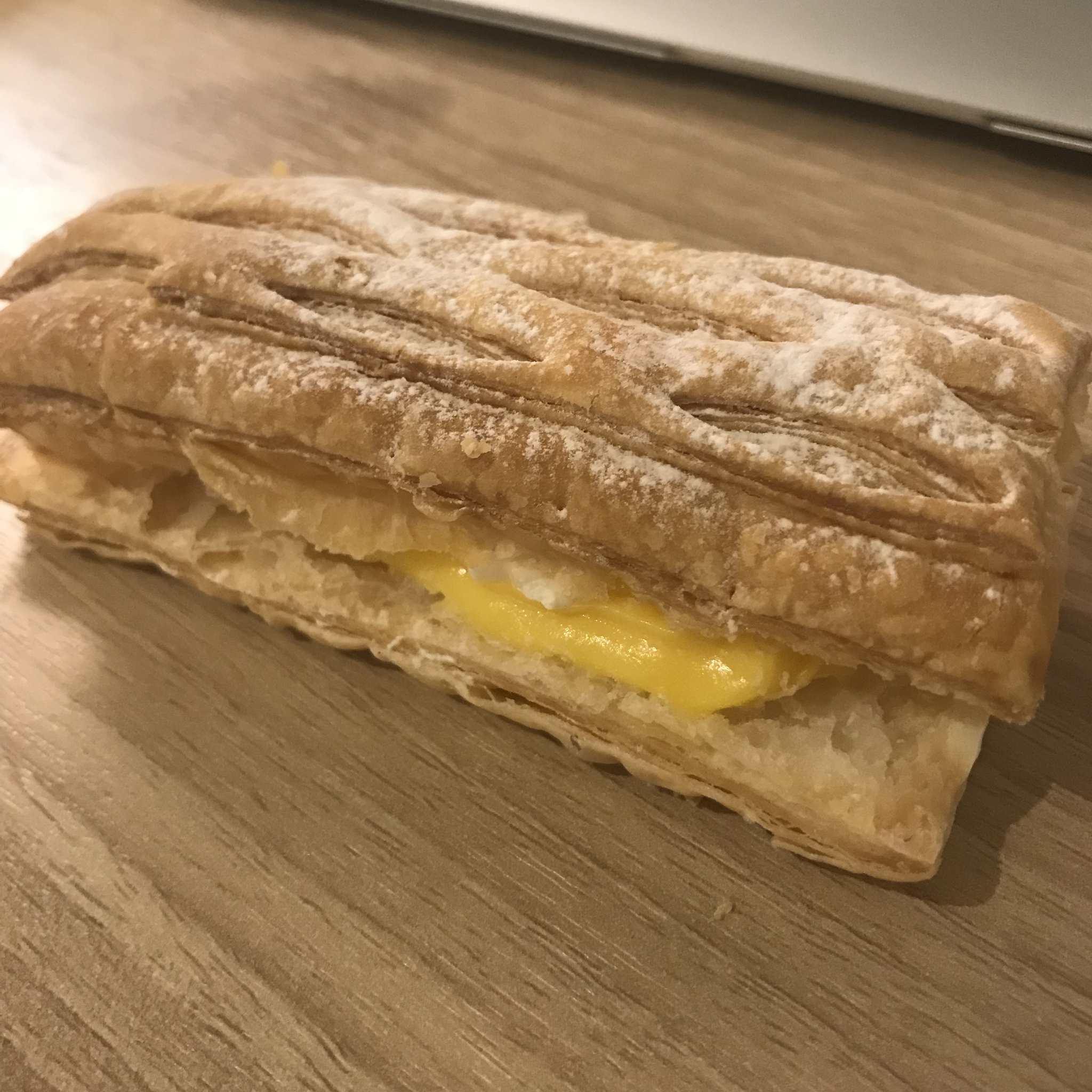セブンイレブンで発売直後から話題のスイーツバター香るカスタード＆ホイップパイ。レベル高い！
